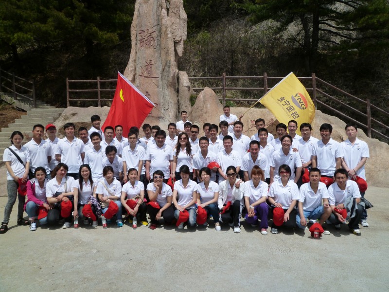 2012年“五四”青年节，组织青年职工代表前往老君山参观学习
